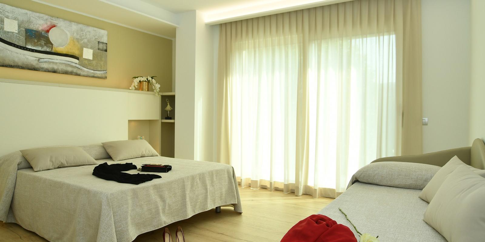 Camera luminosa con letto matrimoniale e decorazioni eleganti.